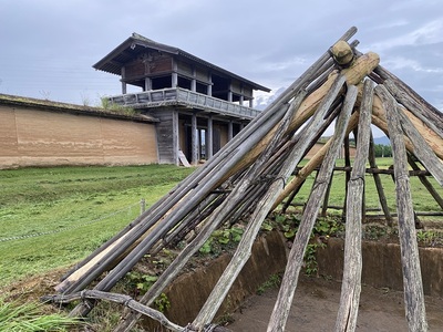 外郭南門と竪穴建物