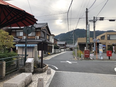 坂本城二の丸跡・東南寺入口付近石碑から比叡山を臨む