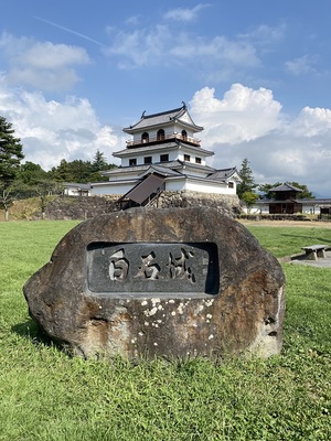 本丸(三階櫓と石碑)