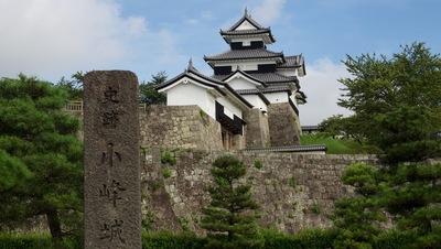 石碑と三重櫓