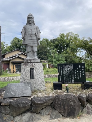 城址公園にある光秀像