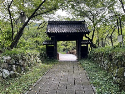 裏からの問屋門と石垣