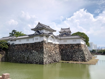 水掘越しの天守