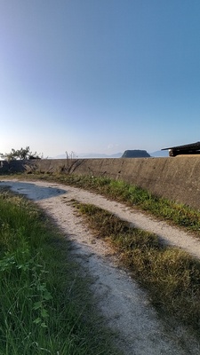 駐車場に続く道からの怪島