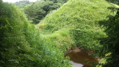 茶臼郭と小郭間の畝堀