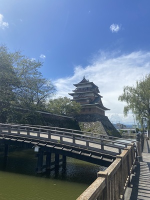 天守と冠木橋