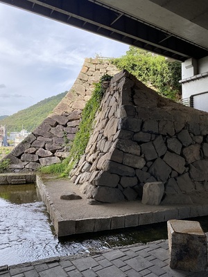 三原駅高架下付近の石垣