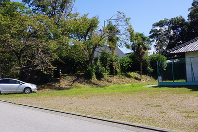 城跡東側の土塁全景