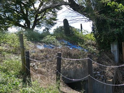 坑道と坑道石碑