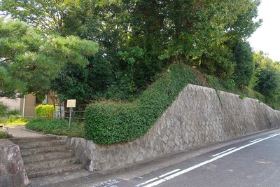島田城 残存土塁と見学路入口
