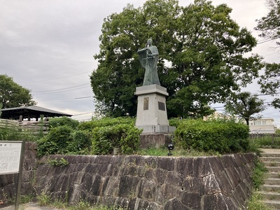 高山右近像と石垣