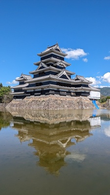 水面に少し映った松本城