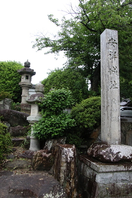 大乗寺前の石碑