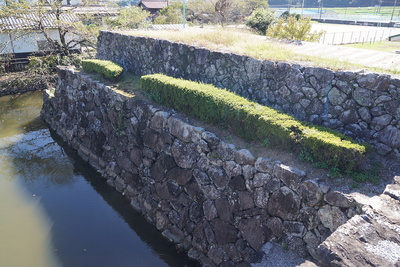 館跡東南隅の石垣