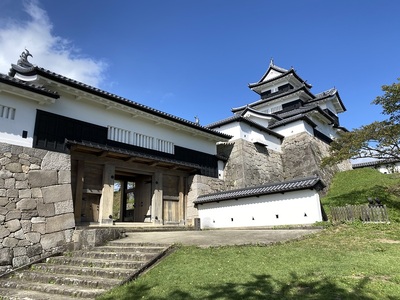 黒門と三階櫓と青空と