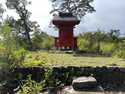 山頂の祠(主郭？)