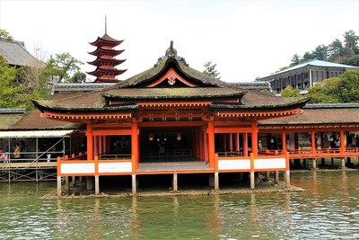 厳島神社客神社本殿（手前）と五重塔（奥）