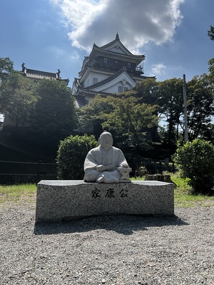 岡崎城と家康公像