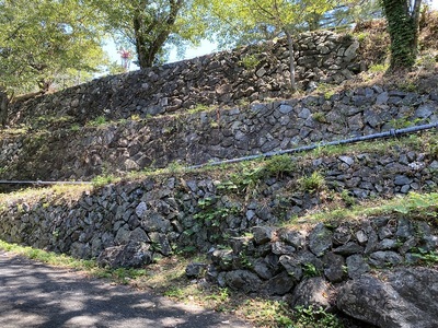 天守跡西側の多層石垣