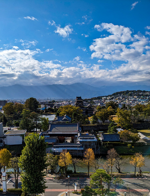 秋の松本城と信州の山々