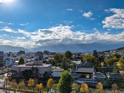 秋の松本城と信州の山々