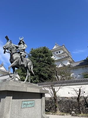 戸田氏鉄公像観天守