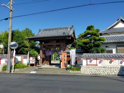 頭陀寺山門と、山門脇の案内板