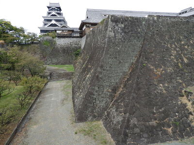 二様の石垣と天守