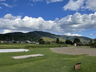 南西虎口より本丸内と宝篋山