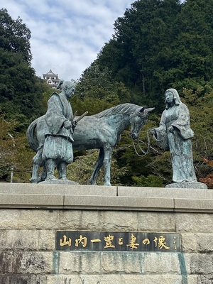 山内一豊公と妻（千代）の像。郡上八幡城とともに