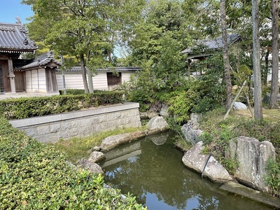 横蔵寺境内の水路