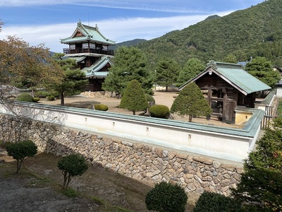 鉱山資料館から見る空堀&石垣