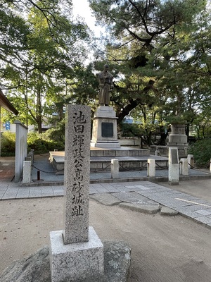 城址石碑と石像