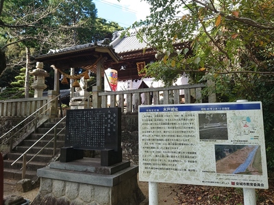 案内板と城址にある春日神社