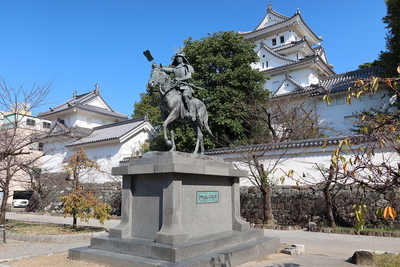 戸田氏鉄公騎馬像