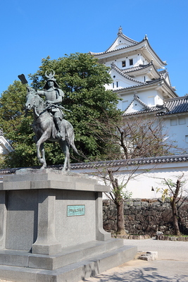 戸田氏鉄公騎馬像と天守