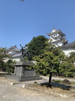 戸田氏鉄公騎馬像と天守閣