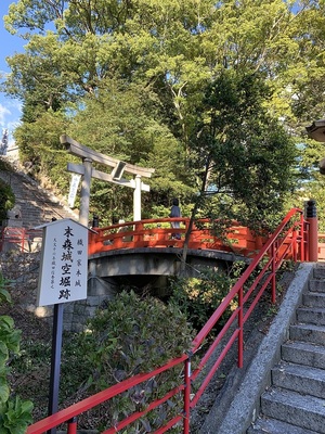 末盛城址空堀にかかる橋(城山八幡宮参道)