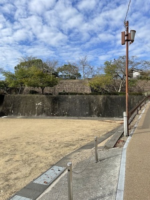 展望広場（天守）を見上げる