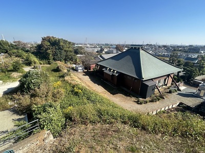 背後から見る浄心寺本堂と眺め