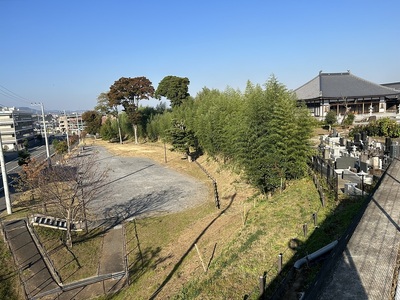 與一堂から見る天徳寺本堂と切岸