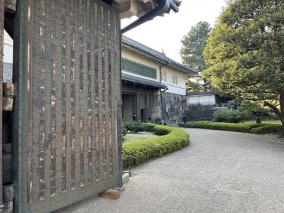 平川門渡櫓(高麗門から)