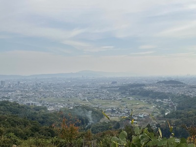 主郭近くの展望スポットより正面に飯盛山を望む