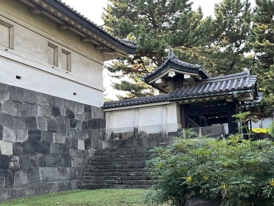 平川門渡櫓脇の帯曲輪門