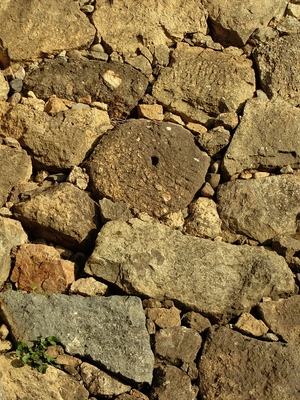 丸っこくて穴が開いている石垣の石