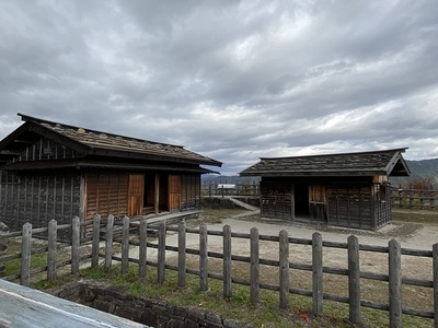 本郭の兵舎と館