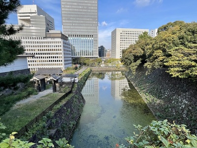 清水門の高麗門と清水濠(北の丸公園から)