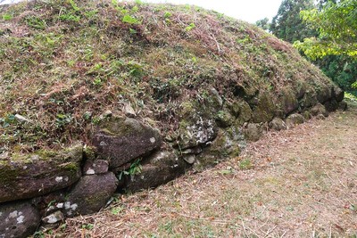 松尾城 修復時に石材補充をしなかった石垣