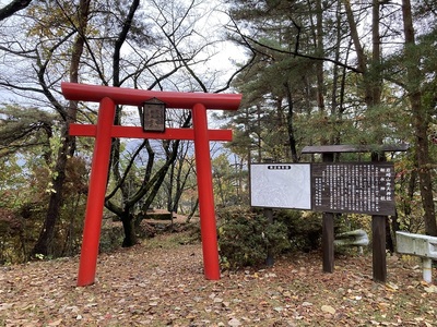 向羽黒山城　御水神社入り口