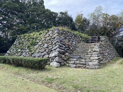 天守台（石段側）